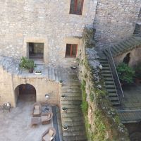 部屋から中庭を見下ろす