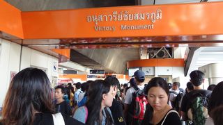 ビクトリーモニュメント見たい方はこの駅で。