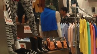 色んなトレンドの服が売っていた