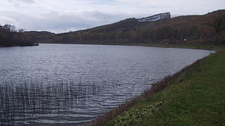 様々なアウトドアレジャーが楽しめる湖です