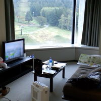 大きい窓から眺めが最高　　ちなみに外はスキー場です