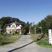 大きな入母屋造りで茅葺屋根の昔の住宅です