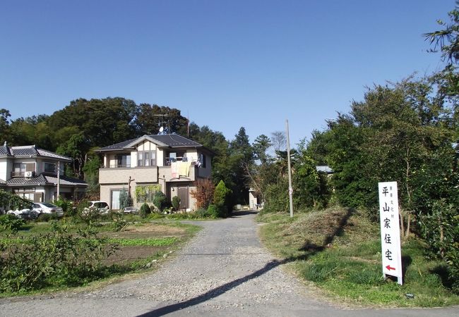 大きな入母屋造りで茅葺屋根の昔の住宅です