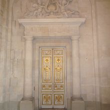 扉ひとつとっても豪華