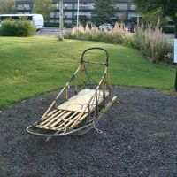 敷地内に展示されていたソリ。左手奥のバスは無料の巡回バス