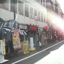 新宿三丁目駅の出口近くの路地を入った所の店です。