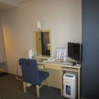 コンパクトなテーブルのあるシングルルーム