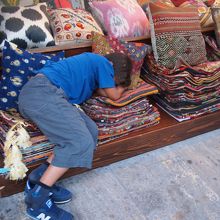 クッションカバー。の上で寝てます。