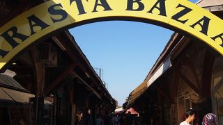 ブルーモスク裏のきれいな問屋街　アラスタバザール