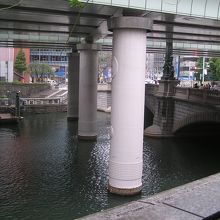 日本橋川に架かる日本橋とその左手に船着き場が見える