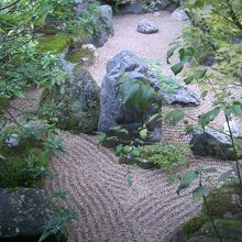 水琴窟前のお庭