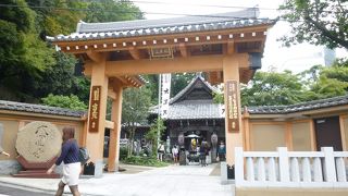 坂の途中に大黒天のお寺があります