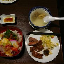 おすすめランチ限定20食の「海鮮丼と牛タン定食」なんと千円