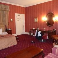 赤で統一された内装