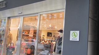 二階建ての路面店