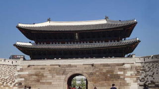 門をくぐると行き止まりです