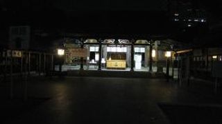 鳥居の横に大砲があります