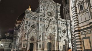 人々で賑わう広場