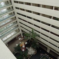 ロビーからの声が響き渡ります…