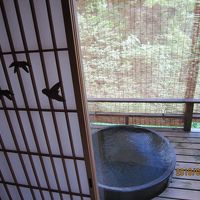 客室の露天風呂。障子の雀がかわいい