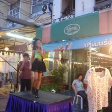 ちびっ子が歌とダンスを披露していた。勝手にリサイタル状態