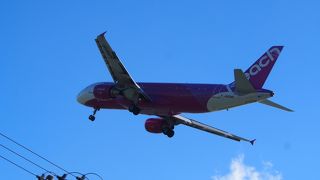 飛行機が頭上を通過する、それも沢山