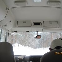 こんな雪道をバスで進んでいくのだ。