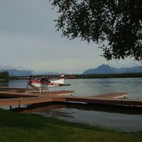 単発の水上飛行機が一機係留されていました