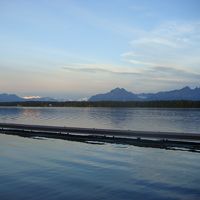 夕闇迫る湖畔と雪山