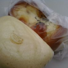 バナナ蒸しパンとちくわのパン。