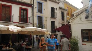 グラナダの観光客が集まる