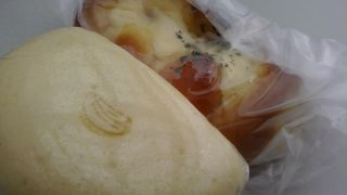 地元で大切にされているパン屋さんですね。