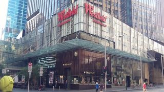 ショッピング＆フードコート！