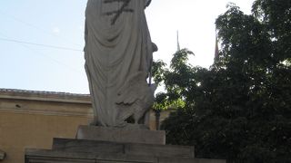 禿げた偉人の彫刻がある