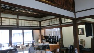 内装を見るだけでも価値あり☆ぜひ石臼でコーヒーを挽いてみよう