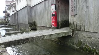 赤いはこた人形が目印☆中には布袋さんがいます