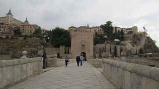 アルカサルの近くの橋