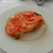 トマト・オニオン・ハム・チーズをトッピングしたクロワッサン