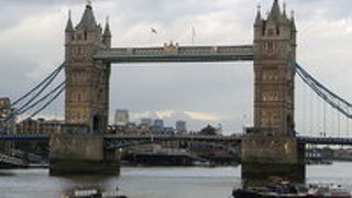 1894年に完成したテムズ川に架かる跳開橋