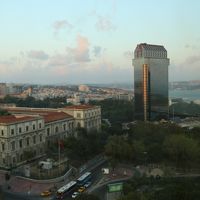 窓の外に広がる新市街