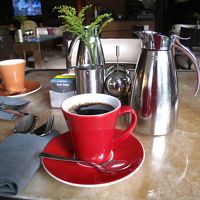 スタイリッシュなレストランでの朝食