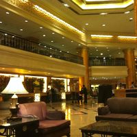 玄関ロビーとカウンター