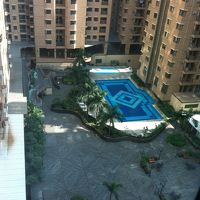 中庭側の眺め、ホテルの屋外プールが見える。