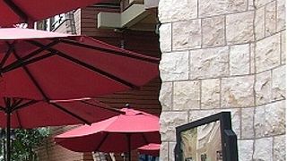 一番大きいサイズのコーヒーを頼んで道路沿いのパラソルで一息つこう