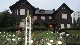 西欧風の洋館とバラ庭園