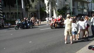 ワイキキの中心の通り、泊まるならこの通り沿いのホテルがベスト、ショッピングは夜でも安心な通り