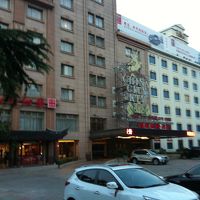 ホテル脇のカラオケクラブ入り口