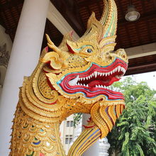 本堂入口のナーガ？像