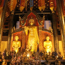 もちろん仏像も金ピカ