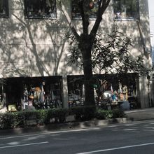 名物の古物屋さん　いろんなものがごろごろと並んでいます。